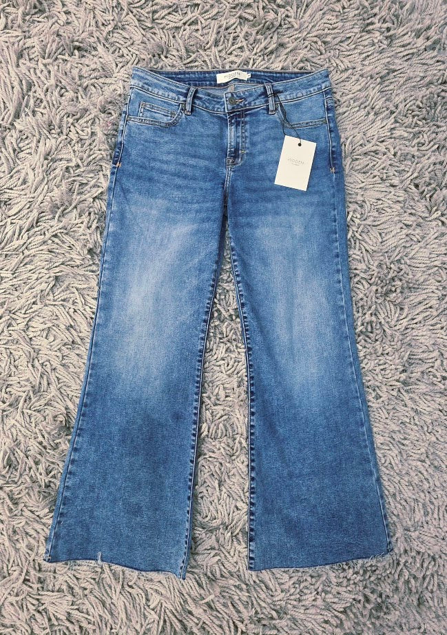 HIDDEN Short & Flirty Flares